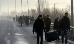 Des migrants et des réfugiés traversent la frontiÚre gréco-macédonienne prÚs du village grec d'Idomeni, le 1er mars 2016 on 1 March, 2016