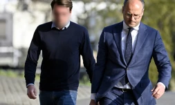 Un des prévenus et son avocat, Me Frédéric Thiébaut, arrivent au palais de justice de Hasselt, en Belgique, pendant le procès en première instance le 22 avril 2022