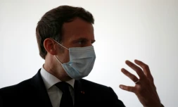 Le président Emmanuel Macron visite un centre de soins à Pantin, en banlieue parisienne, le 7 avril 2020