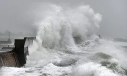 Les vagues se brisent sur la jetée de Plobannalec-Lesconil à l'ouest de la France alors que la tempête Ciara traverse le nord de l'Europe le 9 fevrier. 