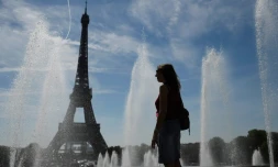 Une femme se rafraîchit près des fontaines du Trocadéro, lors de températures élevées à Paris, le 16 juin 2022
