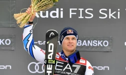le Français Alexis Pinturault pose sur le podium après sa victoire lors du combiné de Bansko en Bulgarie, le 22 février 2019