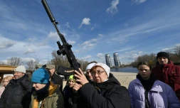 Des habitants participent à une formation formation au maniement des armes à Kiev, le 20 février 2022 en Ukraine