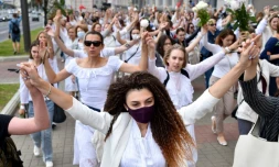 Des femmes habillées en blanc rassemblées à Minsk contre la violente répression des manifestations par la police, le 12 août 2020 au Belarus