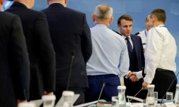 Emmanuel Macron (d) lors d'une réunion au ministère de l'Intérieur à Paris le 16 décembre 2024, consacrée à la situation à Mayotte après le passage du cyclone Chido