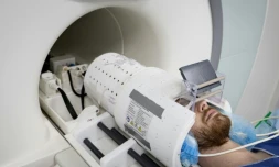 Un volontaire participe à une simulation d'examen d'imagerie par résonance magnétique sur l'IRM Iseult Magneton 11,7 T au centre du Commissariat à l'énergie atomique et aux énergies alternatives (CEA) de Paris-Saclay à Gif-sur-Yvette, le 22 mars 2024