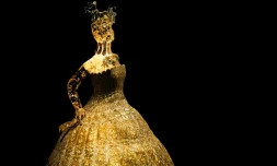 La création "Little Magnificent Gold" de la styliste chinoise Guo Pei, faite de broderies de soie, de fils d'or et d'argent, lors de l'exposition "Au fil de l'or, l'art de se vêtir de l'Orient au Soleil-Levant" au Musée du Quai Branly à Paris, le 19 février 2025