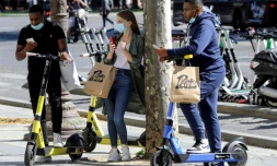 Des jeunes Parisiens sur les Champs Elysées, le 27 août 2020