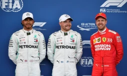 Le Finlandais Valtteri Bottas en pole devant le Britannique Hamilton (g) et l'Allemand Vettel au GP d'AzerbaĂŻdjan le 27 avril 2019