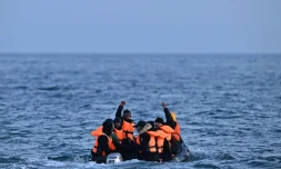 Des migrants traversent la Manche Ă bord d'un canot pneumatique en direction de l'Angleterre