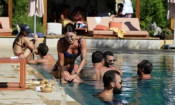 Des Libanais nantis se diverissent dans le club privé Faqra au nord de Beyrouth, le 25 juillet 2020