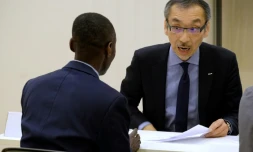 Un recruteur japonais s'entretient avec un réfugié venu d'Afrique le 19 mars 2018 lors d'un salon de l'emploi organisé par l'Association japonaise des réfugiés (JAR)