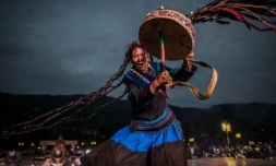 Un chamane en costume Yi traditionnel Ă Xichang, le 27 juillet 2016