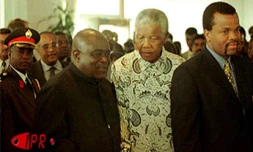 Nelson Mandela (au milieu) - Photo archives