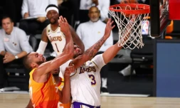 Le joueur des Lakers Anthony Davis (N.3 en blanc) face à celui du Jazz Rudy Gobert, en match NBA le 3 août 2020 à Lake Buena Vista, Floride