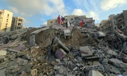 Les secours se rassemblent sur le site d'une frappe israélienne qui a touché les environs d'un hÎpital dans la ville de Tyr, dans le sud du Liban, le 1er juin 2026