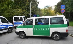 Des fourgons de police dans un quartier rĂ©sidentiel de Chemnitz dans l'est de l'Allemagne, oĂč les forces de l'ordre ont perquisitionnĂ© un appartement le 9 octobre 2016