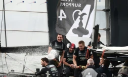 L'équipage de Land Rover BAR, skippé par le Britannique Ben Ainslie (g), fêtent au champagne sa victoire dans les ACWS, le 20 novembre 2016 à Fukuoka (Japon)