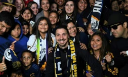 L'attaquant suédois Zlatan Ibrahimovic (c) est accueilli par des supporters à l'aéroport de Los Angeles, le 29 mars 2018