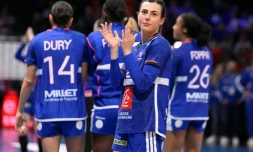 La déception des Françaises après leur défaite contre l'Allemagne en demi-finales du Mondial de handball à Rotterdam, le 12 décembre 2025