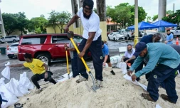 Des volontaires de la ville de Miamia prépare des sacs de sable pour les habitants, à Miami en Floride le 7 octobre 2024