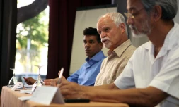 Mardi 20 juillet 2010

Conférence de Élie Hoarau à l'hôtel Le Saint-Denis (Photo Marie Trouvé)