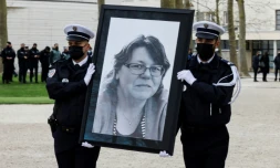 Un grand portrait en noir et blanc de Stéphanie Monfermé est porté par des policiers, au début de la cérémonie le 30 avril 2021 à Rambouillet