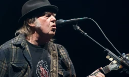 Le musicien américano-canadien Neil Young sur scène au Festival d'été de Québec, le 7 juillet 2018