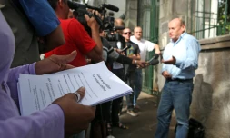 Mercredi 21 juillet 2010

Réunion de l'intersyndicale du Quotidien avec la direction du travail (Photo Marie Trouvé)