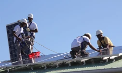 Installation de panneaux photovoltaïques sur le toit de l'école de Roquefeuille à Saint-Paul (photo D.R.)