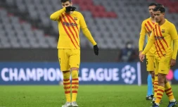 Le défenseur barcelonais Gérard Piqué et le milieu de terrain brésilien Philippe Coutinho, aprÚs leur défaite, 3-0 face au Bayern Munich, lors de la 6e journée du groupe E de la Ligue des Champions, le 8 décembre 2021