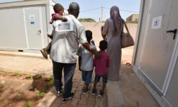 Une famille de réfugiés évacuée de Libye, installée dans les locaux du HCR à Niamey, le 17 novembre 2017, en attendant d'être acheminée en France