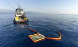 Photo de la Marine nationale montrant un bateau récupérant des hydrocarbures au large de Solenzara le 13 juin 2021