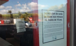 Affichette interdisant la vente de tabac aux moins de 16 ans (Photo Marie Trouvé)