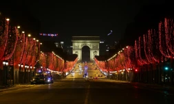 Les Champs-Elysées à Paris, habituellement bondés pour le Nouvel An, sont quasi déserts le 1er janvier 2021 en raison du couvre-feu