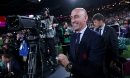 Le président de la fédération royale espagnole de football (FREF) Luis Rubiales aprÚs la victoire de l'équipe féminine d'Espagne contre l'Angleterre en finale de la Coupe du monde 2023 à Sydney en Australie le 20 août 2023
