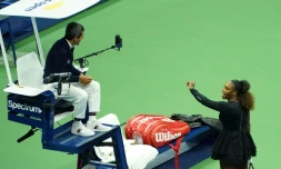 Serena Williams s'emporte contre l'arbitre, lors de la finale dames de l'US Open, samedi 8 septembre 2018 à New York.