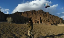 Un jeune Hazara fait voler un cerf-volant prÚs des niches qui abritaient les Bouddhas géants détruits par les talibans en 2001, dans la vallée de Bamiyan en Afghanistan le 3 mars 2021