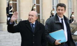 Le ministre de l'Intérieur Gérard Collomb (G), au côté du porte-parole du gouvernement Benjamin Griveaux, après un conseil des ministres à l'Elysée, le 21 février 2018