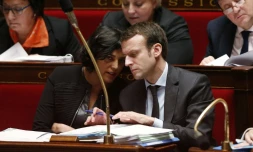 La ministre du Travail Myriam El Khomri et le ministre de l'Economie Emmanuel Macron lors des questions au gouvernement le 26 janvier 2016 à l'Assemblée nationale à Paris