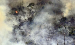 Photo aérienne montrant un panache de fumée qui s'élève d'un incendie dans la forêt amazonienne au nord-est du Brésil, le 26 août 2019
