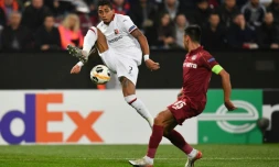 L'attaquant brésilien de Rennes, Raphina (g), devant le défenseur portugais et capitaine de Cluj, Camora, en Ligue Europa, le 7 novembre 2019 à Cluj-Napoca (Roumanie)