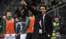 L'entraĂźneur du PSG Unai Emery donne des instructions lors du match face Ă  Saint-Etienne Ă  Geoffroy-Guichard, le 6 avril 2018