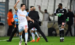 Le milieu de terrain de Marseille Florian Thauvin (G) marque dans les arrêts de jeu lors de la réception de Nantes le 4 mars 2018