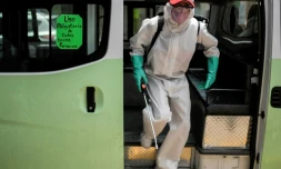 Un employé en équipement de protection désinfecte un autobus de transport en commun le 30 juillet 2020 à Mexico