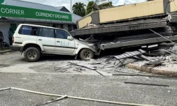 Photo publiée par Michael Thompson, habitant du Vanuatu, montrant des personnes en train d'inspecter les décombres d'un bâtiment détruit par un puissant séisme, à Port-Vila, le 17 décembre 2024