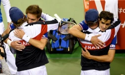 Nicolas Mahut et Pierre-Hugues Herbert félicités par leurs partenaires le 4 février 2017 à Tokyo