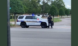Un policier lourdement armé près du complexe municipal où a eu lieu la fusillade ayant fait au moins 11 morts à Virginia Beach, le 31 mai 2019 