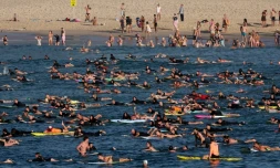 Hommage de nageurs et surfeurs aux victimes de l'attaque de Sydney à la plage de Bondi le 19 décembre 2025