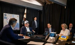 Image publiée par la Maison Blanche montrant le président américain Donald Trump, sa directrice de cabinet Susie Wiles (deuxième à droite), et le secrétaire d'Etat Marco Rubio (troisième à droite) en train de suivre les opérations américano-israéliennes contre l'Iran le 28 février 2026, dans un lieu non communiqué